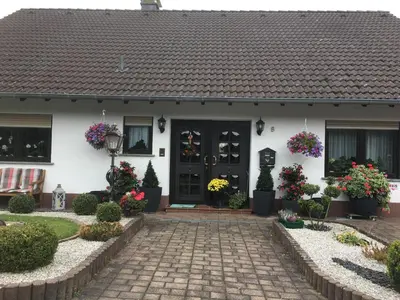 Ein Garten an der Unterkunft Haus Sonnenschein