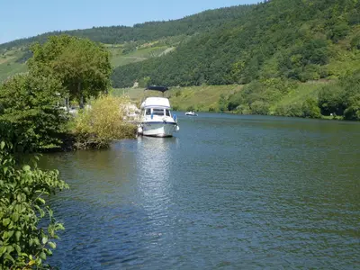 Naturlandschaft in der Nähe des Bootes