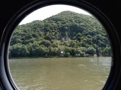 Naturlandschaft in der Nähe des Bootes