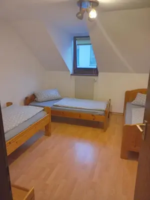 Ein Bett oder Betten in einem Zimmer der Unterkunft Zentrale Ferienwohnung mit Blick auf die Paulinskirche