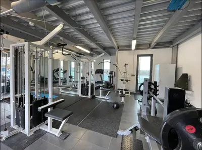 Das Fitnesscenter und/oder die Fitnesseinrichtungen in der Unterkunft Modernes Apartment mit wunderschonem Rheinblick