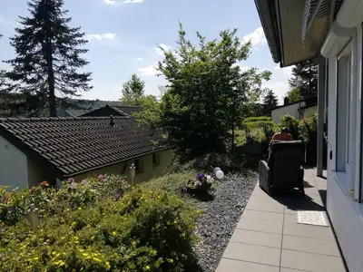 Ein Garten an der Unterkunft Eifelhäuschen am See