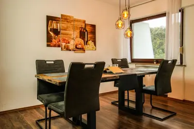Ein Sitzbereich in der Unterkunft Moderne FeWo, nähe Bahnhof, Balkon, Burgblick, Boxspringbett, Waschtrockner