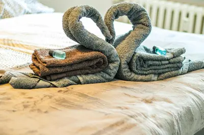 Ein Bett oder Betten in einem Zimmer der Unterkunft Moderne FeWo, nähe Bahnhof, Balkon, Burgblick, Boxspringbett, Waschtrockner