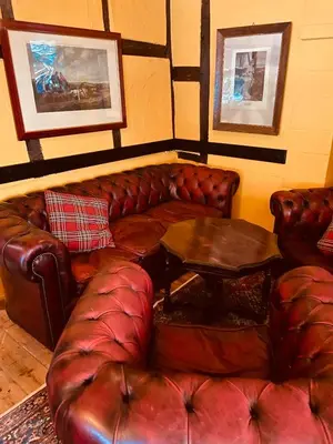 Ein Sitzbereich in der Unterkunft Hotel Anker