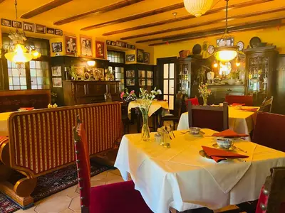 Ein Restaurant oder anderes Speiselokal in der Unterkunft Hotel Anker