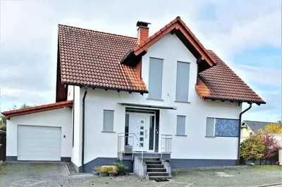 Das Gebäude in dem sich das Ferienhaus befindet
