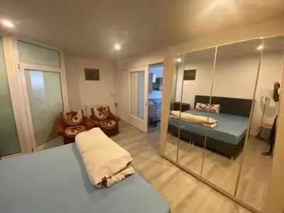 Ein Bett oder Betten in einem Zimmer der Unterkunft Ruhiges ein Zimmer Wohnung