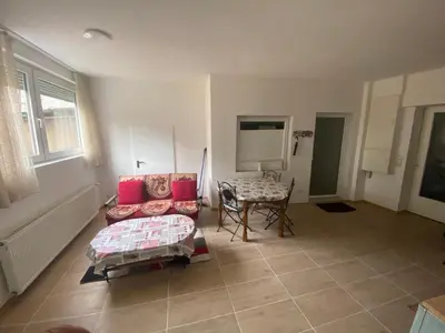 Ein Sitzbereich in der Unterkunft Ruhiges ein Zimmer Wohnung