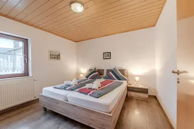 Ein Bett oder Betten in einem Zimmer der Unterkunft Ferienwohnung Kardinalsberg Bernkastel-Kues