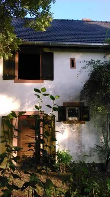 Das Gebäude in dem sich das Ferienhaus befindet