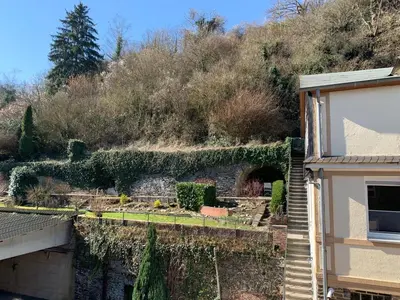 Ein Garten an der Unterkunft Spatzennest am Taubenhaus Residenz Moselliebe