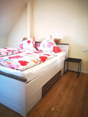 Ein Bett oder Betten in einem Zimmer der Unterkunft Bernkasteler Moselapartments