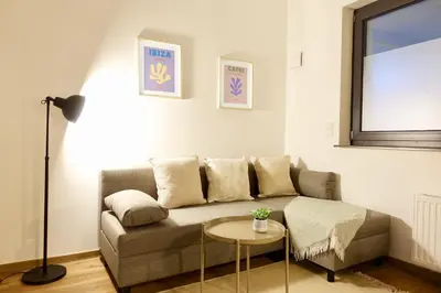 Ein Sitzbereich in der Unterkunft Modernes Studio-Apartment mit privatem Stellplatz für bis zu 4 Personen nähe Mosel & Weinberge und stadtnah