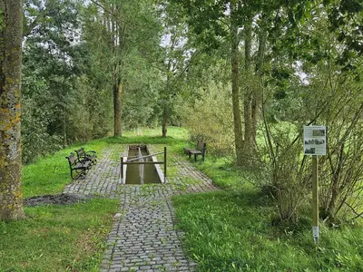 Ein Garten an der Unterkunft Haus am Brunnen Wohnung 2