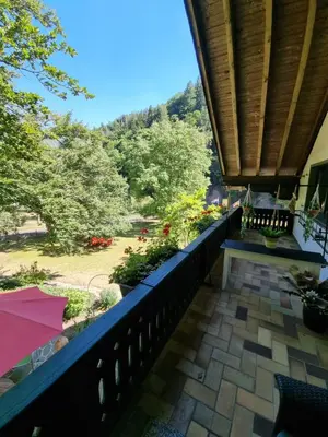Ein Garten an der Unterkunft B&B Am Sahrbach