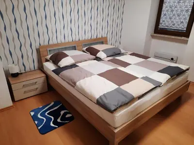 Ein Bett oder Betten in einem Zimmer der Unterkunft Ferienwohnung Roter Riesling