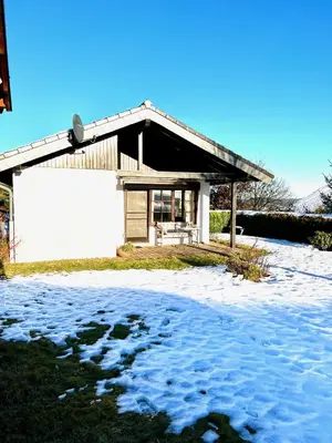 Das Gebäude in dem sich das Ferienhaus befindet