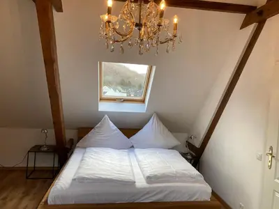 Ein Bett oder Betten in einem Zimmer der Unterkunft FEWO Königsberg Weingut C A Haussmann