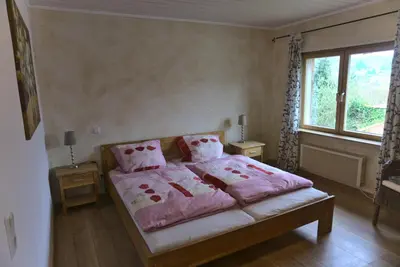 Ein Bett oder Betten in einem Zimmer der Unterkunft Ferienwohnung im Haus Waldblick