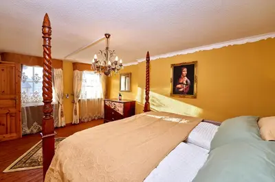Ein Bett oder Betten in einem Zimmer der Unterkunft Ritterstube - Eifelstuben mit Charme, Nähe See und Burg, außergewöhnlich, Vulkaneifel