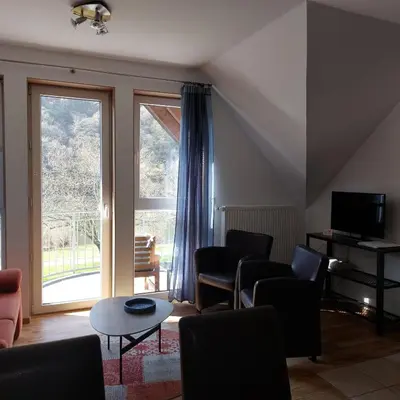 TV/Unterhaltungsangebot in der Unterkunft Wohnung 2 Pers 1 Schlafzimmer und Wohnzimmer mit Balkon und Blick auf die Mosel