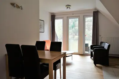 Ein Sitzbereich in der Unterkunft Wohnung 2 Pers 1 Schlafzimmer und Wohnzimmer mit Balkon und Blick auf die Mosel