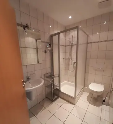 Ein Badezimmer in der Unterkunft App 4 Pers 2 Schlafzimmer mit eigenen Badezimmer 2 Balkonen alle mit Moselblick