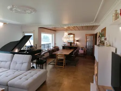 Ein Sitzbereich in der Unterkunft Ferienwohnung Haus Weitblick
