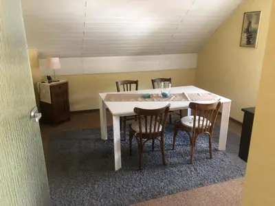 Ein Sitzbereich in der Unterkunft Ironico Homestay 4 Schlafzimmer Ferienwohnung 100 m2 nahe Bostalsee