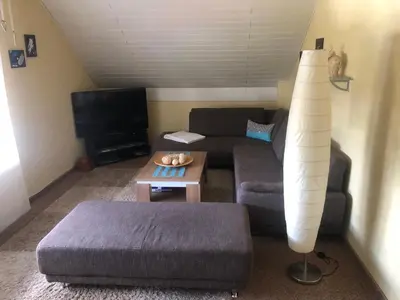 Ein Sitzbereich in der Unterkunft Ironico Homestay 4 Schlafzimmer Ferienwohnung 100 m2 nahe Bostalsee