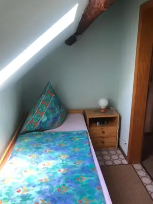 Ein Bett oder Betten in einem Zimmer der Unterkunft Ironico Homestay 4 Schlafzimmer Ferienwohnung 100 m2 nahe Bostalsee