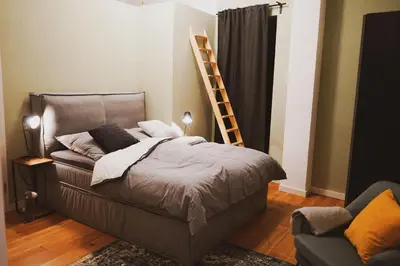 Ein Bett oder Betten in einem Zimmer der Unterkunft Stilvolles City-Loft mit privatem Whirlpool
