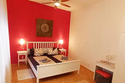 Ein Bett oder Betten in einem Zimmer der Unterkunft 2Bed Old Town Apt Sleeps 6 - Rooftop Terrace Wifi