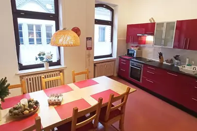 Küche/Küchenzeile in der Unterkunft 2Bed Old Town Apt Sleeps 6 - Rooftop Terrace Wifi