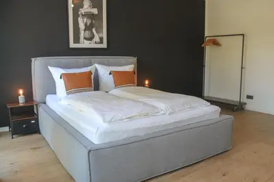 Ein Bett oder Betten in einem Zimmer der Unterkunft New York Apartment - für Freunde & Familien, stadtnah, Parkplatz, E-Ladestation, Gitterbox für Fahrräder, Fitnessstudio, digitale Gästemappe mit Restaurant- und Unternehmenstipps