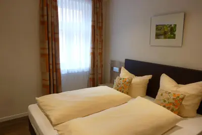 Ein Bett oder Betten in einem Zimmer der Unterkunft Weinhotel Stadtmühle beim Weingut Schauß