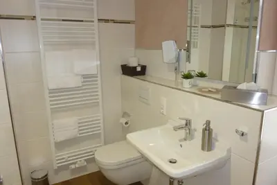 Ein Badezimmer in der Unterkunft Weinhotel Stadtmühle beim Weingut Schauß