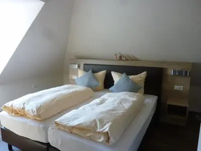 Ein Bett oder Betten in einem Zimmer der Unterkunft Weinhotel Stadtmühle beim Weingut Schauß