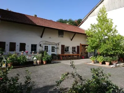 Ein Garten an der Unterkunft Zurück zur Natur - Urlaub im Zirkuswagen, Sommeratelier oder Schindelwagen