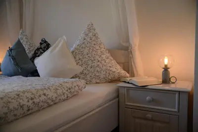 Ein Bett oder Betten in einem Zimmer der Unterkunft Ferienwohnung Die Alte Schule