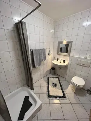 Ein Badezimmer in der Unterkunft O&W Ferienzimmer am Nürburgring, Quiddelbach