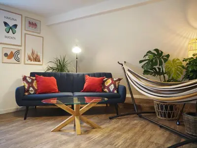 Ein Sitzbereich in der Unterkunft Kaffeevollautomat, Hängematte & Netflix, zentral