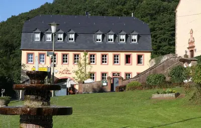 Ein Garten an der Unterkunft Altes Pfarrhaus