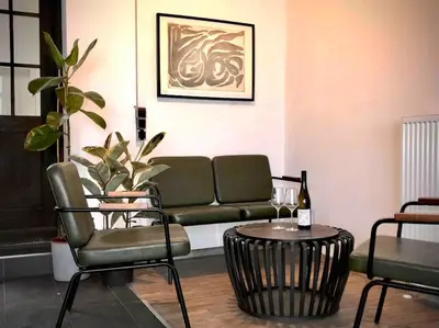 Ein Sitzbereich in der Unterkunft Weinlofts an der Mosel mit E10 Ladestation