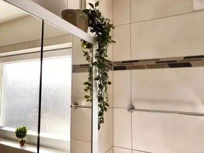 Ein Badezimmer in der Unterkunft Gästehaus beim Metzger / Döttingen am Nürburgring