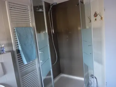 Ein Badezimmer in der Unterkunft Blaues Haus - Une maison bleue