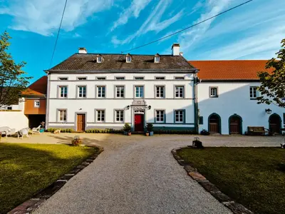 Das Gebäude in dem sich das Ferienhaus befindet