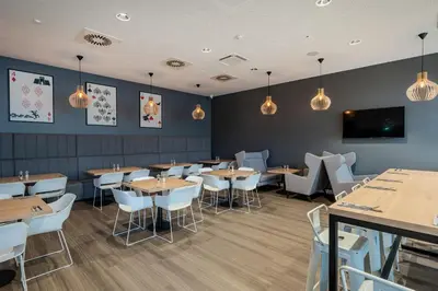 Ein Restaurant oder anderes Speiselokal in der Unterkunft Premier Inn Koblenz City