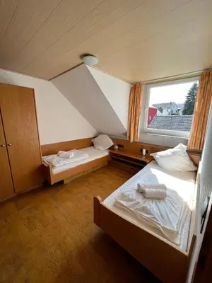 Ein Bett oder Betten in einem Zimmer der Unterkunft Pension Cafe Braun